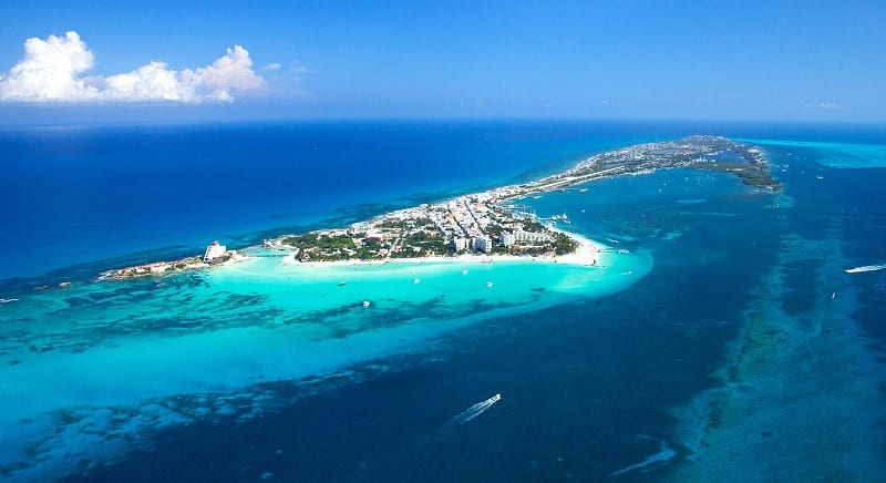 Mar azul em Cancún