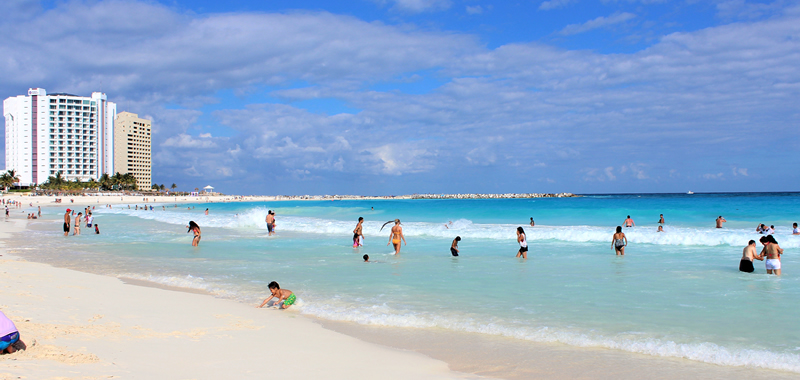 People on the Caracol Beach in Cancun