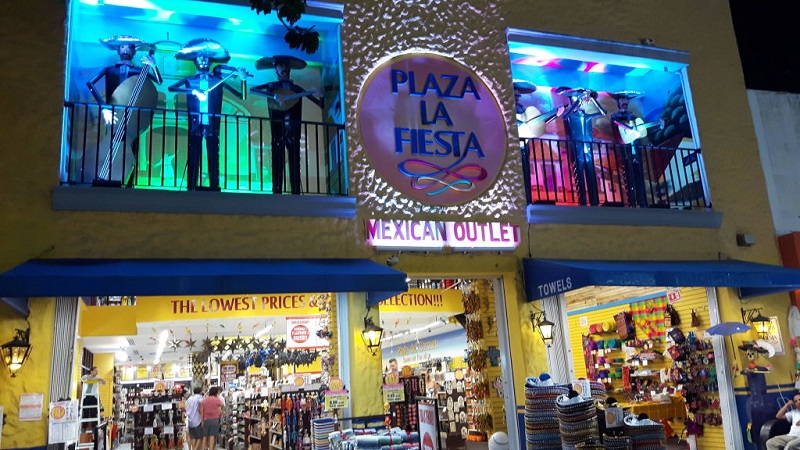 Entrance to Plaza La Fiesta Mexican Outlet in Cancun