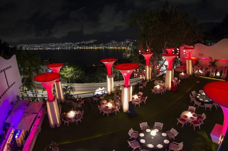 Paseo romántico en uno de los restaurantes de Acapulco