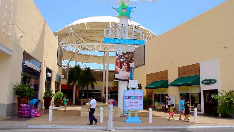 Turistas em shopping de Cancún