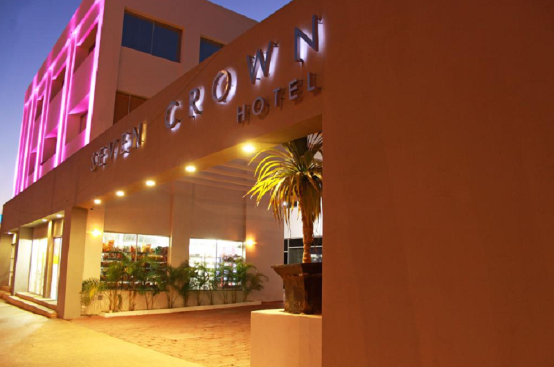 Fachada del Hotel Seven Crown Express & Suites en Los Cabos en Cabo San Lucas
