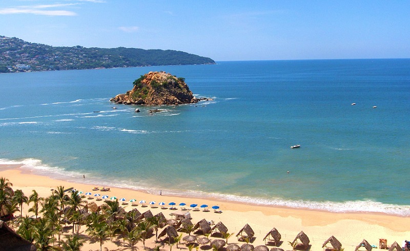 Entretenimiento y diversión en la playa La Condesa de Acapulco