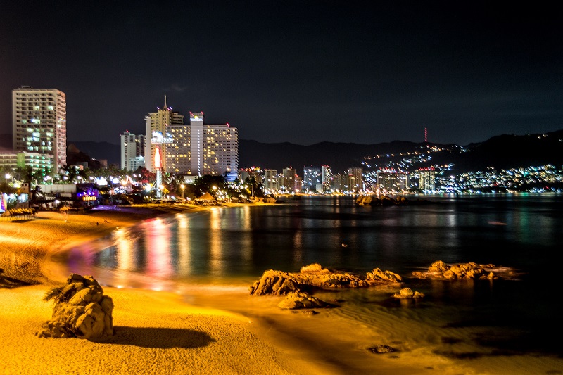Noche en la playa La Condesa de Acapulco