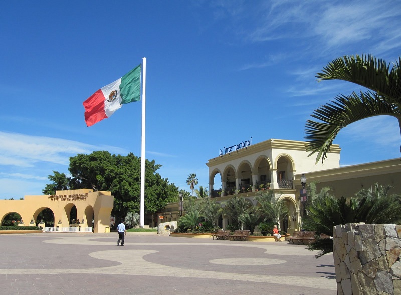 Bandera de México en la Plaza Mijares de Los Cabos