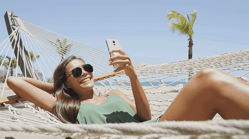 Menina usando o celular em Punta Cana