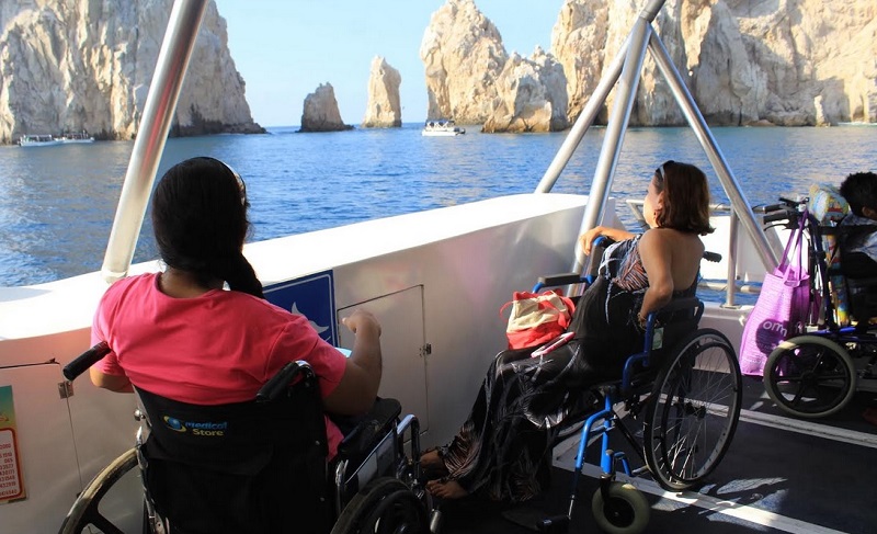 Personas con discapacidad en el barco para el viaje a El Arco en Los Cabos