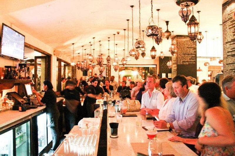 Personas disfrutando del bar Esquina en Los Cabos