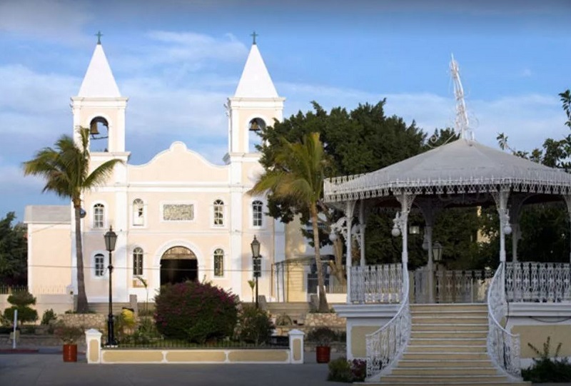 Misión jesuita en la Plaza Mijares de Los Cabos
