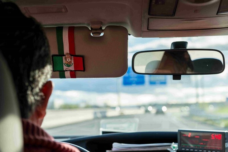 Hombre manejando un coche en México