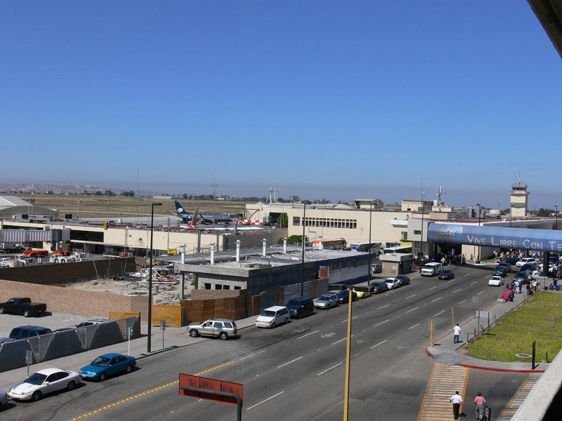 Coches estacionados cerca del aeropuerto de Tijuana