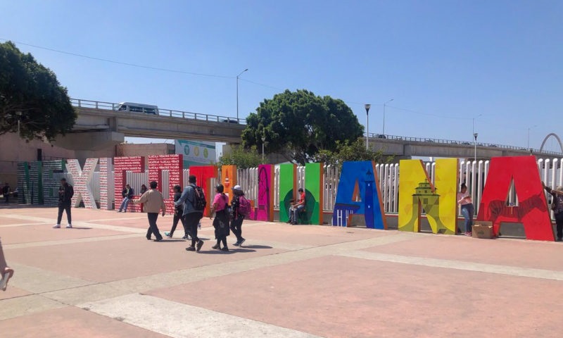 Gente caminando por Tijuana en México