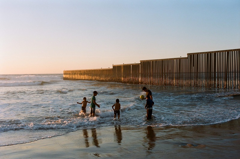 Gente disfrutando de la playa en Tijuana