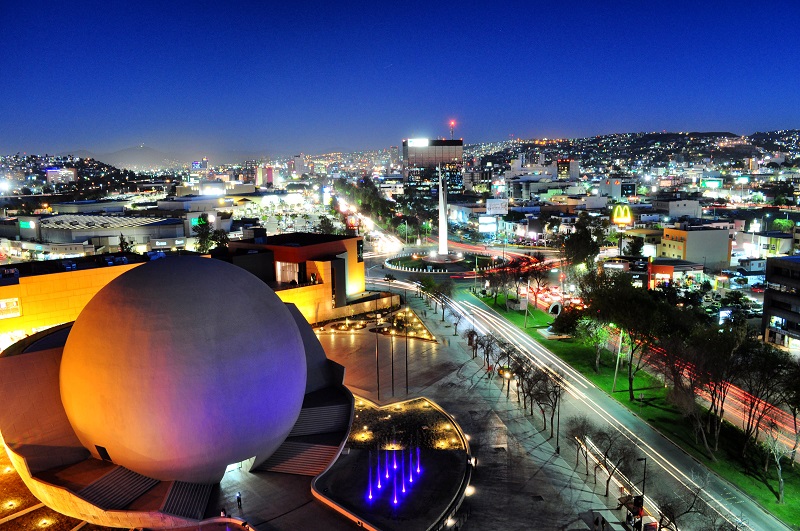 El centro de Tijuana iluminado por la noche