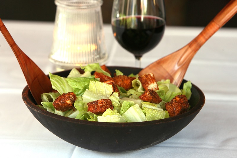 Salada Caesar com vinho