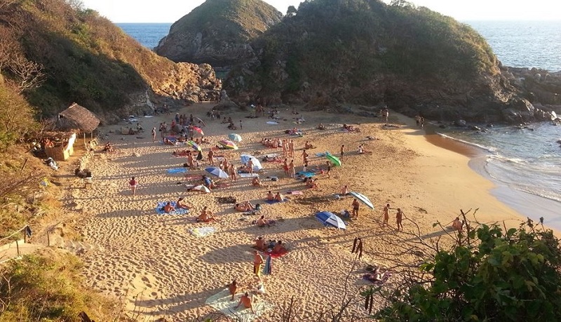 Gente disfrutando de Playa Mazunte en Puerto Escondido