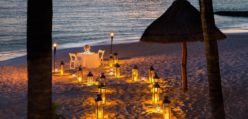 Jantar romântico em praia de Cancún