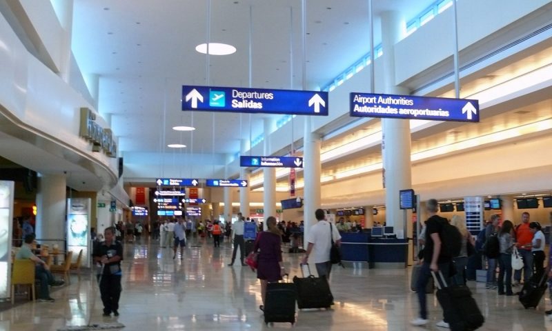 Área interna do aeroporto em Cancún