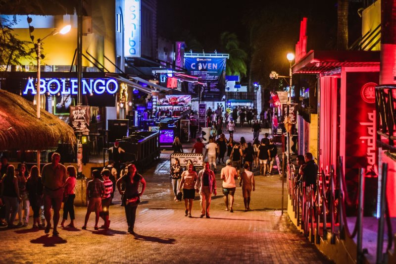 Turistas curtindo a vida noturna de Playa del Carmen