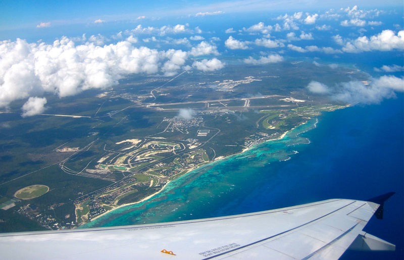 Avião sobrevoando Punta Cana
