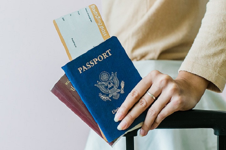 Mulher com passaportes e passagens para viajar