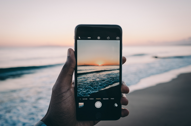 Usando o celular para tirar fotos na praia de Punta Cana