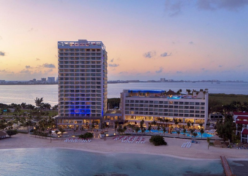 Hospede-se no All Inclusive Breathless Cancun Soul Resort & Spa