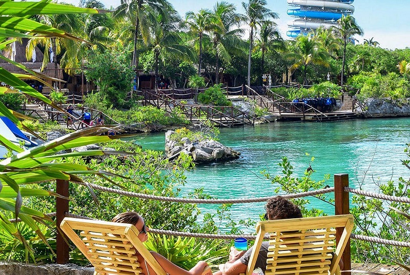 Turistas descansando no Parque Xel-Há em Cancún