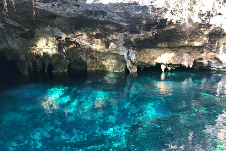 Beleza esplêndida do Cenote Dos Ojos