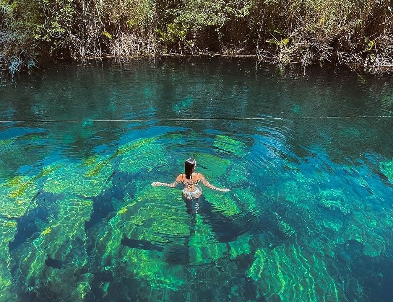 Turista no Cenote Escondido em Tulum