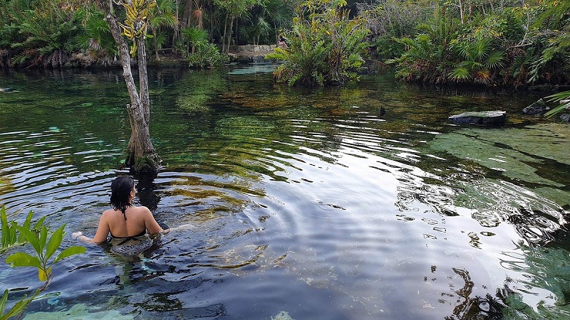 Turista curtindo o Cenote Azul em Tulum