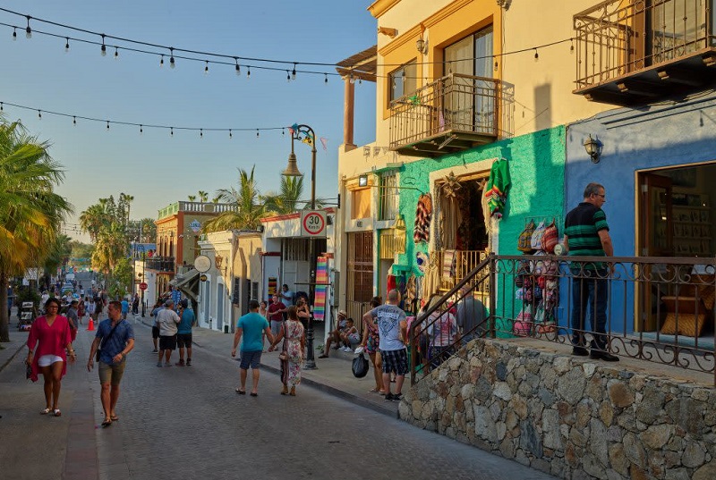 Turistas passeando em San José del Cabo