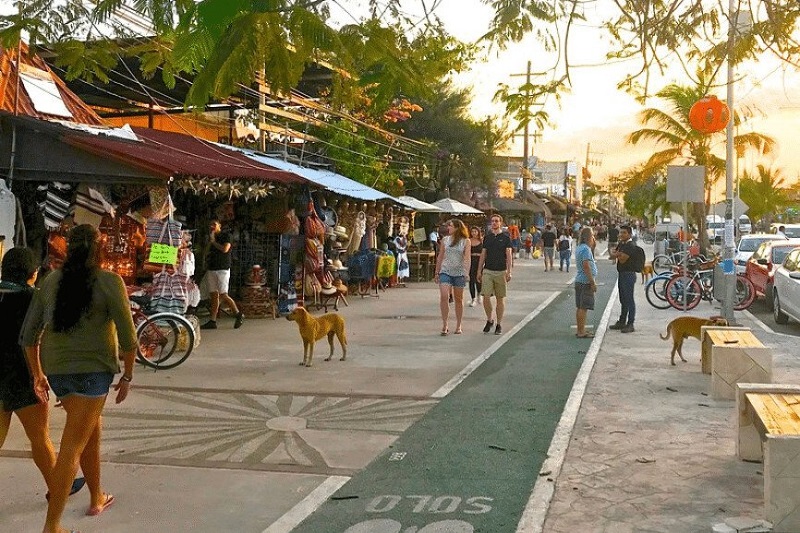 Turistas caminhando em Tulum