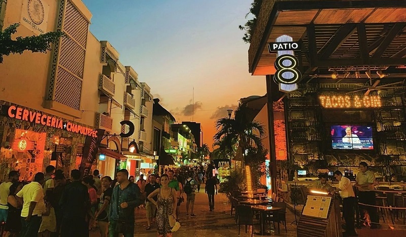 Noite na Quinta Avenida em Playa del Carmen