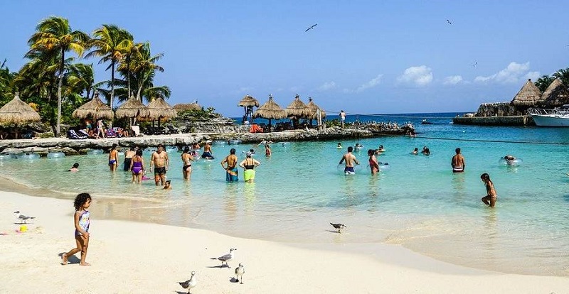 Turistas em Playa del Carmen