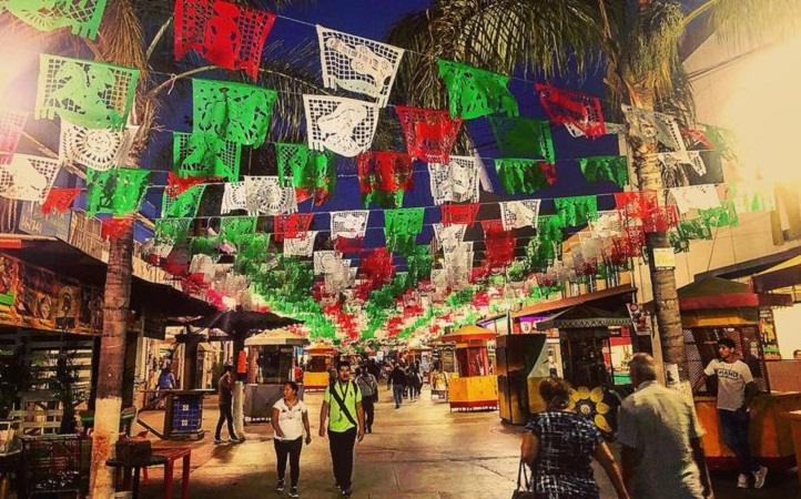 Turistas caminhando em Tijuana